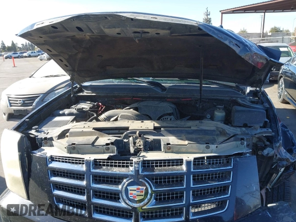 2008 Cadillac Escalade ESV z VIN 1GYFK66838R164476, wystawiony jako IAAI lot #40642750 z przebiegiem 206 681 mil mil oraz . Historia ofert i sprzedaży dostępna na DreamBid. Obrazek 10.