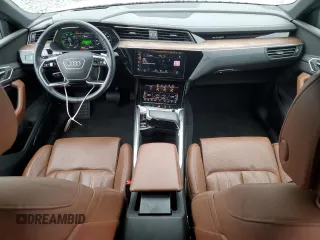 2019 Audi e-tron Prestige z VIN WA1VAAGE6KB021737, wystawiony jako Copart lot #44444585 z przebiegiem 37 227 mil mil oraz Szkody całkowita. Historia ofert i sprzedaży dostępna na DreamBid. Obrazek 8.