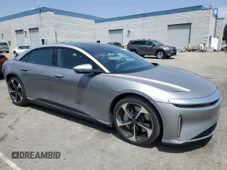2023 Lucid Air Grand Touring z VIN 50EA1GBA0PA001634, wystawiony jako Copart lot #55429025 z przebiegiem 40 822 mil mil oraz Szkody całkowita. Historia ofert i sprzedaży dostępna na DreamBid. Obrazek 4.