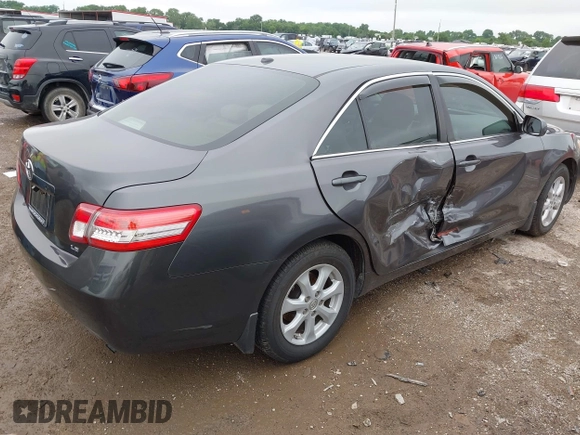 2011 Toyota Camry LE z VIN 4T4BF3EK1BR216262, wystawiony jako IAAI lot #42206210 z przebiegiem 79 660 mil mil oraz . Historia ofert i sprzedaży dostępna na DreamBid. Obrazek 4.
