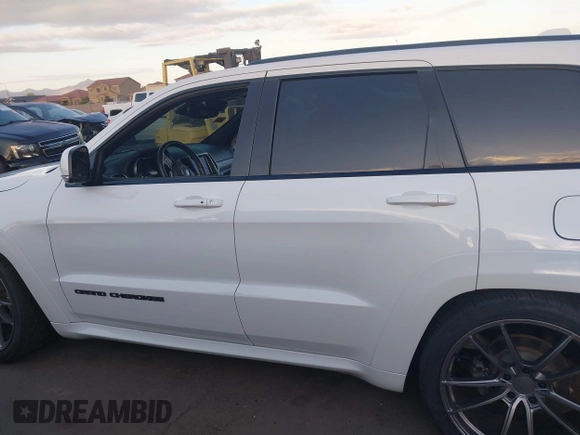 2018 Jeep Grand Cherokee Overland z VIN 1C4RJFCG7JC158464, wystawiony jako IAAI lot #42056386 z przebiegiem 94 608 mil mil oraz . Historia ofert i sprzedaży dostępna na DreamBid. Obrazek 15.