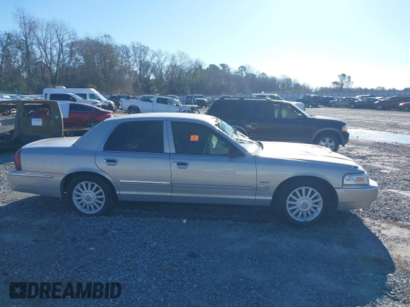 2010 Mercury Grand Marquis LS z VIN 2MEBM7FV2AX635506, wystawiony jako IAAI lot #41597727 z przebiegiem Nie podano mil oraz . Historia ofert i sprzedaży dostępna na DreamBid. Obrazek 12.