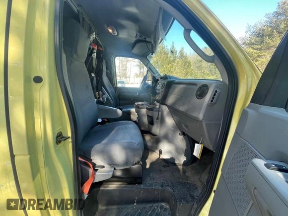 2019 Ford Econoline Commercial z VIN 1FDXE4FS5KDC52270, wystawiony jako Copart lot #46290955 z przebiegiem 104 046 mil mil oraz Tytuł czysty. Historia ofert i sprzedaży dostępna na DreamBid. Obrazek 5.
