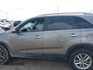 2015 Kia Sorento LX z VIN 5XYKT3A64FG584510, wystawiony jako IAAI lot #42164522 z przebiegiem 113 683 mil mil oraz . Historia ofert i sprzedaży dostępna na DreamBid. Obrazek 14.