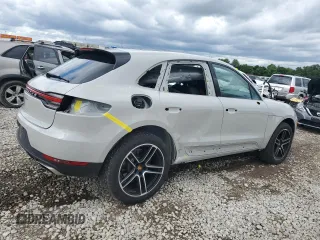 2021 Porsche Macan with VIN WP1AA2A54MLB17137, listed as a Copart auction lot 60963105 with 5,152 mi miles and Salvage title. Bid and sale history available at DreamBid. Image 3.