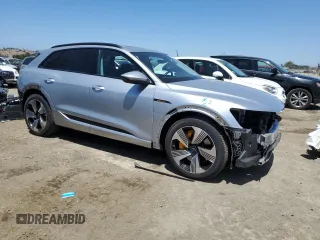 2022 Audi e-tron Premium Plus z VIN WA1LAAGE1NB046721, wystawiony jako Copart lot #60505985 z przebiegiem 23 143 mil mil oraz Szkoda całkowita • Salvage title. Historia ofert i sprzedaży dostępna na DreamBid. Obrazek 4.