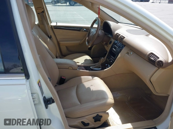 2004 Mercedes-Benz C 240 z VIN WDBRF81JX4F466824, wystawiony jako IAAI lot #41830540 z przebiegiem 53 551 mil mil oraz . Historia ofert i sprzedaży dostępna na DreamBid. Obrazek 5.