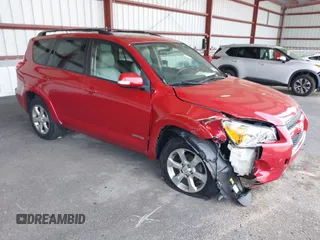 2010 Toyota RAV4 Limited z VIN JTMDF4DV1AD032558, wystawiony jako IAAI lot #42247106 z przebiegiem 117 841 mil mil oraz . Historia ofert i sprzedaży dostępna na DreamBid. Obrazek 1.