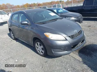 2009 Toyota Matrix with VIN 2T1KU40E59C045695, listed as a IAAI auction lot 40704306 with 140,015 mi miles. Bid and sale history available at carsss.com. Image 1.
