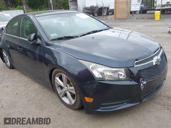 2014 Chevrolet Cruze 1LT z VIN 1G1PC5SBXE7433740, wystawiony jako IAAI lot #42282321 z przebiegiem 148 282 mil mil oraz . Historia ofert i sprzedaży dostępna na DreamBid. Obrazek 1.