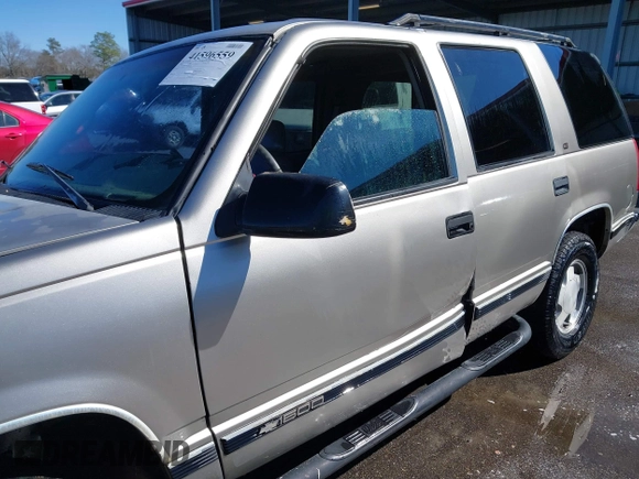 1998 GMC Yukon with VIN 1GKEK13R4WJ725608, listed as a IAAI auction lot 41596559 with 323,141 mi miles. Bid and sale history available at carsss.com. Image 12.