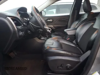 2019 Jeep Cherokee Latitude Plus z VIN 1C4PJLLBXKD482756, wystawiony jako Copart lot #61770445 z przebiegiem 79 048 mil mil oraz Szkoda całkowita • Salvage title. Historia ofert i sprzedaży dostępna na DreamBid. Obrazek 7.