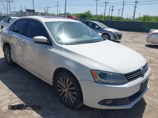 2011 Volkswagen Jetta SEL z VIN 3VWLX7AJ2BM006596, wystawiony jako IAAI lot #42088813 z przebiegiem 192 884 mil mil oraz . Historia ofert i sprzedaży dostępna na DreamBid. Obrazek 1.