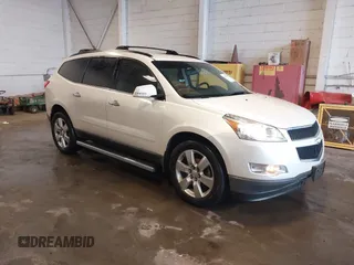 2012 Chevrolet Traverse 1LT z VIN 1GNKRGED1CJ268600, wystawiony jako IAAI lot #42001788 z przebiegiem 134 970 mil mil oraz . Historia ofert i sprzedaży dostępna na DreamBid. Obrazek 1.