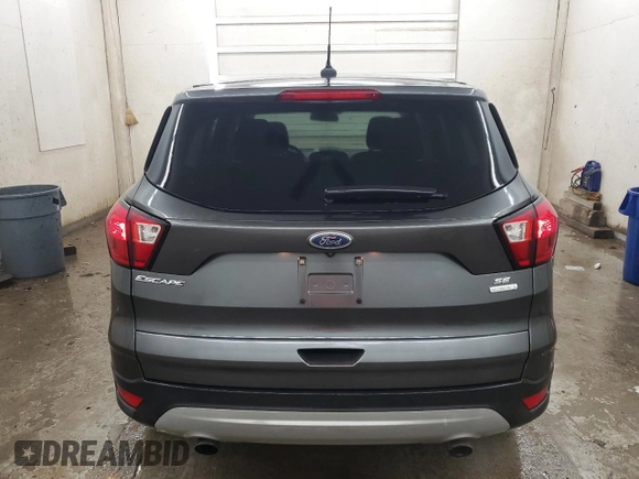 2019 Ford Escape SE z VIN 1FMCU0GD5KUC49556, wystawiony jako Copart lot #57911145 z przebiegiem 89 152 mil mil oraz Czysty tytuł • Clean title. Historia ofert i sprzedaży dostępna na DreamBid. Obrazek 6.