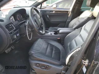 2014 Volkswagen Touareg X z VIN WVGEP9BP5ED008560, wystawiony jako Copart lot #52767595 z przebiegiem Nie podano mil oraz Szkoda całkowita • Salvage title. Historia ofert i sprzedaży dostępna na DreamBid. Obrazek 7.