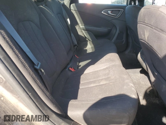 2015 Chrysler 200 LX z VIN 1C3CCCFBXFN610082, wystawiony jako Copart lot #53968855 z przebiegiem 116 395 mil mil oraz Czysty tytuł • Clean title. Historia ofert i sprzedaży dostępna na DreamBid. Obrazek 10.