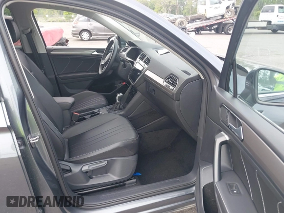 2024 Volkswagen Tiguan SE with VIN 3VV3B7AX8RM134486, listed as a IAAI auction lot 42095457 with 21,295 mi miles and . Bid and sale history available at DreamBid. Image 5.