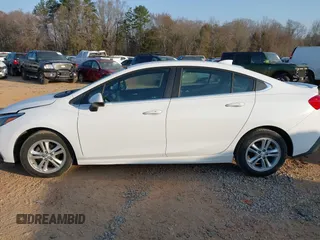 2017 Chevrolet Cruze LT z VIN 1G1BE5SM0H7235078, wystawiony jako IAAI lot #41734625 z przebiegiem 140 548 mil mil oraz . Historia ofert i sprzedaży dostępna na DreamBid. Obrazek 14.