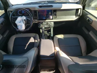 2023 Ford Bronco z VIN 1FMEE5DP0PLB62405, wystawiony jako Copart lot #48457335 z przebiegiem 56 998 mil mil oraz Szkody całkowita. Historia ofert i sprzedaży dostępna na DreamBid. Obrazek 8.