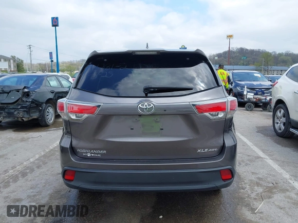 2016 Toyota Highlander XLE z VIN 5TDJKRFH6GS307941, wystawiony jako IAAI lot #42007858 z przebiegiem 70 272 mil mil oraz . Historia ofert i sprzedaży dostępna na DreamBid. Obrazek 16.
