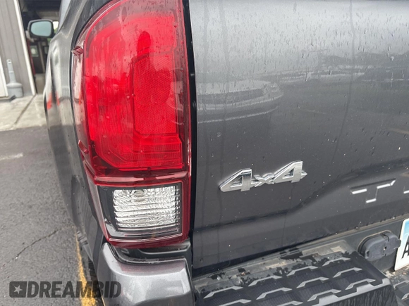 2021 Toyota Tacoma SR z VIN 5TFCZ5AN2MX279975, wystawiony jako IAAI lot #42477503 z przebiegiem 50 690 mil mil oraz . Historia ofert i sprzedaży dostępna na DreamBid. Obrazek 19.