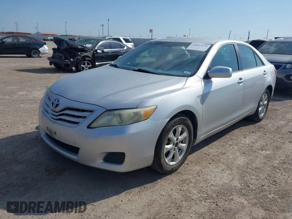 2011 Toyota Camry LE z VIN 4T1BF3EKXBU180291, wystawiony jako IAAI lot #42037125 z przebiegiem 242 462 mil mil oraz . Historia ofert i sprzedaży dostępna na DreamBid. Obrazek 2.