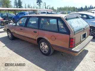 1988 Chevrolet Celebrity z VIN 1G1AW81W0J6173951, wystawiony jako IAAI lot #42173499 z przebiegiem 93 453 mil mil oraz . Historia ofert i sprzedaży dostępna na DreamBid. Obrazek 3.
