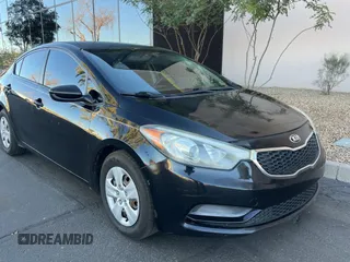 2016 Kia Forte LX z VIN KNAFK4A64G5555297, wystawiony jako Copart lot #89008595 z przebiegiem 129 292 mil mil oraz Czysty tytuł • Clean title. Historia ofert i sprzedaży dostępna na DreamBid. Obrazek 1.