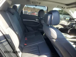 2021 Audi e-tron Prestige z VIN WA1VAAGE3MB020015, wystawiony jako Copart lot #48667165 z przebiegiem 55 428 mil mil oraz Szkody całkowita. Historia ofert i sprzedaży dostępna na DreamBid. Obrazek 11.