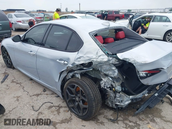 2021 Alfa Romeo Giulia z VIN ZARFAMAN6M7645490, wystawiony jako IAAI lot #42165037 z przebiegiem 57 701 mil mil oraz . Historia ofert i sprzedaży dostępna na DreamBid. Obrazek 3.