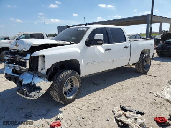 2014 Chevrolet Silverado 2500HD LT with VIN 1GC1KXE87EF172455, listed as a Copart auction lot 43125205 with 194,636 mi miles and Non Repairable. Bid and sale history available at carsss.com. Image 1.