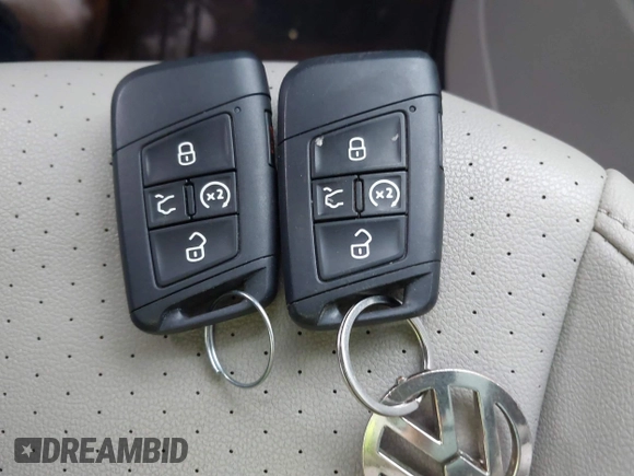 2019 Volkswagen Atlas SEL z VIN 1V2ER2CA2KC592691, wystawiony jako IAAI lot #42011478 z przebiegiem 57 628 mil mil oraz . Historia ofert i sprzedaży dostępna na DreamBid. Obrazek 11.