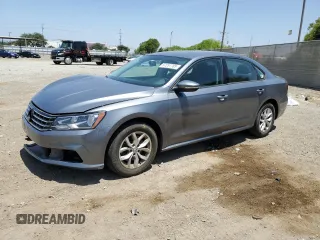 2018 Volkswagen Passat S z VIN 1VWAA7A3XJC029862, wystawiony jako Copart lot #57251785 z przebiegiem 82 607 mil mil oraz Szkoda całkowita • Salvage title. Historia ofert i sprzedaży dostępna na DreamBid. Obrazek 1.