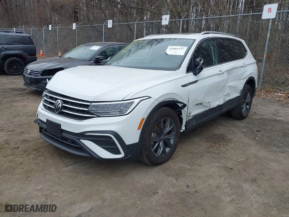 2024 Volkswagen Tiguan SE with VIN 3VVMB7AX1RM008684, listed as a IAAI auction lot 41801437 with 9,511 mi miles. Bid and sale history available at carsss.com. Image 2.