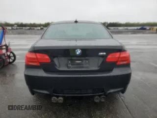 2013 BMW M3 z VIN WBSKG9C59DJ593396, wystawiony jako Copart lot #55317305 z przebiegiem 49 651 mil mil oraz Szkody całkowita. Historia ofert i sprzedaży dostępna na DreamBid. Obrazek 6.