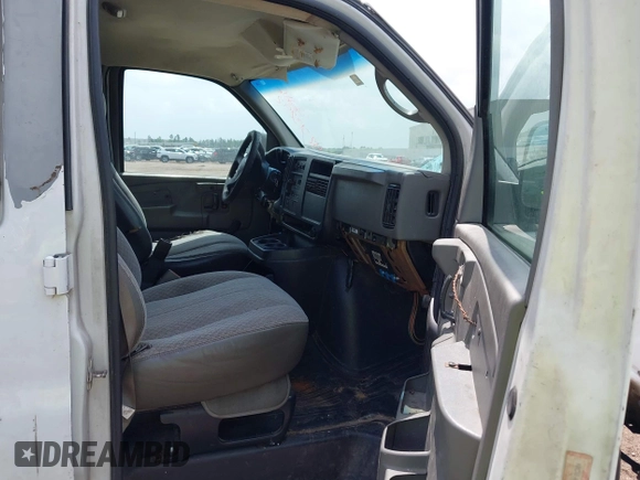 2007 Chevrolet Express Cargo z VIN 1GCGG29V271109990, wystawiony jako IAAI lot #42513292 z przebiegiem Nie podano mil oraz . Historia ofert i sprzedaży dostępna na DreamBid. Obrazek 5.