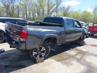 2018 Toyota Tacoma SR5 z VIN 3TMDZ5BN0JM051283, wystawiony jako IAAI lot #42008928 z przebiegiem 106 155 mil mil oraz . Historia ofert i sprzedaży dostępna na DreamBid. Obrazek 4.