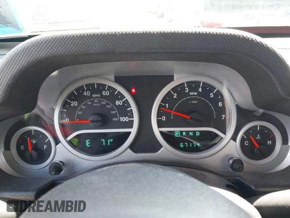 2010 Jeep Wrangler Sahara z VIN 1J4GA5D16AL227053, wystawiony jako IAAI lot #42219421 z przebiegiem 67 174 mil mil oraz . Historia ofert i sprzedaży dostępna na DreamBid. Obrazek 15.