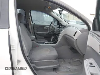 2012 Chevrolet Traverse LS z VIN 1GNKREED8CJ373705, wystawiony jako IAAI lot #41172553 z przebiegiem 101 410 mil mil oraz . Historia ofert i sprzedaży dostępna na DreamBid. Obrazek 5.