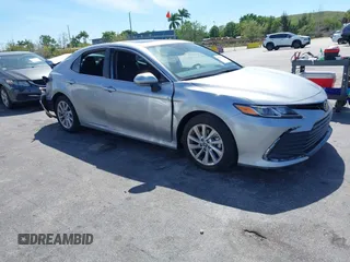 2024 Toyota Camry LE z VIN 4T1R11AK8RU906022, wystawiony jako IAAI lot #41753098 z przebiegiem 26 396 mil mil oraz . Historia ofert i sprzedaży dostępna na DreamBid. Obrazek 1.