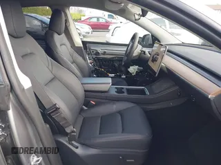 2024 Tesla Model Y Performance z VIN 7SAYGDEF5RA322392, wystawiony jako IAAI lot #41939339 z przebiegiem 20 808 mil mil oraz . Historia ofert i sprzedaży dostępna na DreamBid. Obrazek 5.