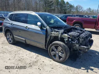 2021 Volkswagen Tiguan SE z VIN 3VV3B7AX8MM029357, wystawiony jako IAAI lot #41823381 z przebiegiem 50 946 mil mil oraz . Historia ofert i sprzedaży dostępna na DreamBid. Obrazek 1.