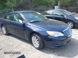 2014 Chrysler 200 Limited z VIN 1C3CCBCG2EN192433, wystawiony jako IAAI lot #42211314 z przebiegiem 158 668 mil mil oraz . Historia ofert i sprzedaży dostępna na DreamBid. Obrazek 1.