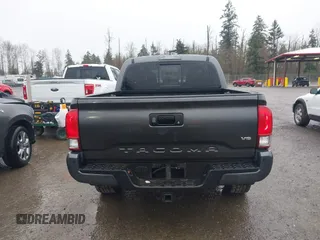 2017 Toyota Tacoma SR5 z VIN 3TMCZ5AN2HM084549, wystawiony jako IAAI lot #41834454 z przebiegiem 143 387 mil mil oraz . Historia ofert i sprzedaży dostępna na DreamBid. Obrazek 17.
