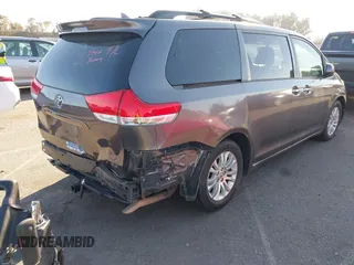 2013 Toyota Sienna XLE AAS z VIN 5TDYK3DC5DS285770, wystawiony jako IAAI lot #41669367 z przebiegiem 99 544 mil mil oraz . Historia ofert i sprzedaży dostępna na DreamBid. Obrazek 4.