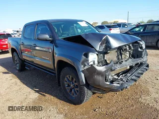 2023 Toyota Tacoma SR z VIN 3TMCZ5ANXPM612661, wystawiony jako IAAI lot #42235256 z przebiegiem 48 618 mil mil oraz . Historia ofert i sprzedaży dostępna na DreamBid. Obrazek 1.