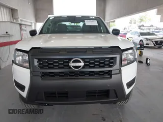 2025 Nissan Frontier S z VIN 1N6ED1EKXSN601669, wystawiony jako IAAI lot #42171057 z przebiegiem 801 mil mil oraz . Historia ofert i sprzedaży dostępna na DreamBid. Obrazek 13.