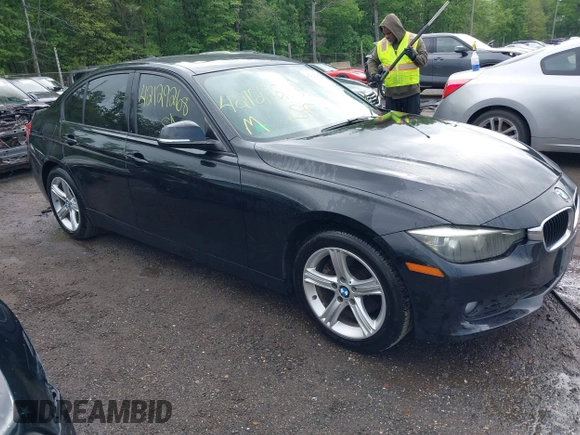 2013 BMW 3 Series 320i xDrive с VIN WBA3C3C55DF982704, выставлен на аукционе IAAI как лот 42129268 с пробегом 112 318 миль миль и . История ставок и продаж доступна на DreamBid. Изображение 1.