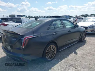 2023 Cadillac CT4-V Blackwing z VIN 1G6DL5RP1P0516032, wystawiony jako IAAI lot #41988165 z przebiegiem 8184 mil mil oraz . Historia ofert i sprzedaży dostępna na DreamBid. Obrazek 4.